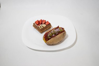 Yeni hazırlanmış yemek / yemek bir restoranda servis edilecek.