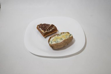 Yeni hazırlanmış yemek / yemek bir restoranda servis edilecek.