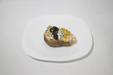 Yeni hazırlanmış yemek / yemek bir restoranda servis edilecek.