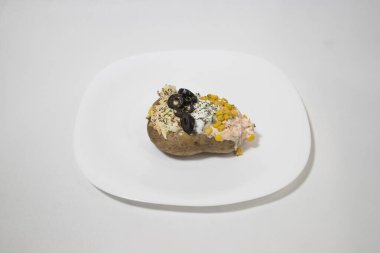 Yeni hazırlanmış yemek / yemek bir restoranda servis edilecek.