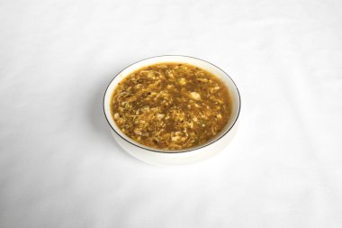 Yeni hazırlanmış yemek / yemek bir restoranda servis edilecek.