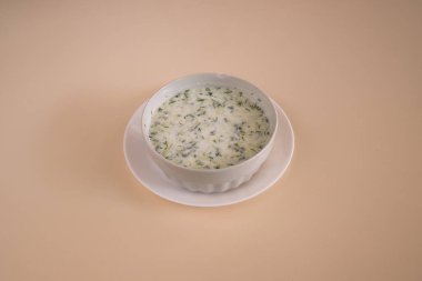 Yeni hazırlanmış yemek / yemek bir restoranda servis edilecek.