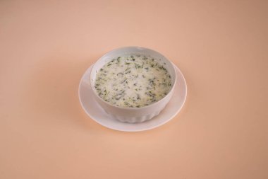 Yeni hazırlanmış yemek / yemek bir restoranda servis edilecek.
