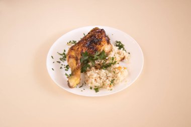 Yeni hazırlanmış yemek / yemek bir restoranda servis edilecek.