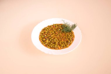 Yeni hazırlanmış yemek / yemek bir restoranda servis edilecek.