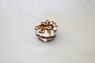 Yeni hazırlanmış yemek / yemek bir restoranda servis edilecek.