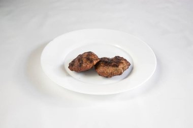 Yeni hazırlanmış yemek / yemek bir restoranda servis edilecek.