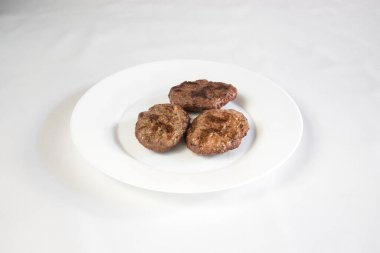 Yeni hazırlanmış yemek / yemek bir restoranda servis edilecek.
