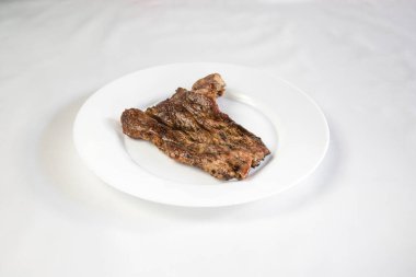 Yeni hazırlanmış yemek / yemek bir restoranda servis edilecek.