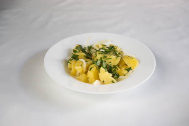 Yeni hazırlanmış yemek / yemek bir restoranda servis edilecek.