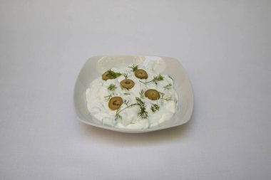 Yeni hazırlanmış yemek / yemek bir restoranda servis edilecek.