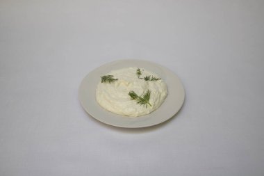 Yeni hazırlanmış yemek / yemek bir restoranda servis edilecek.