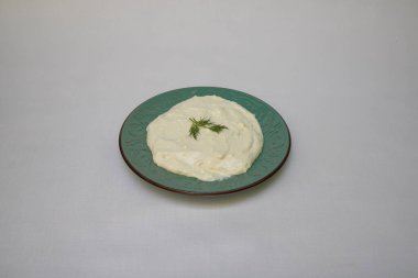 Yeni hazırlanmış yemek / yemek bir restoranda servis edilecek.