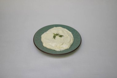 Yeni hazırlanmış yemek / yemek bir restoranda servis edilecek.