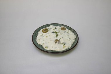 Yeni hazırlanmış yemek / yemek bir restoranda servis edilecek.