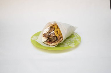 Yeni hazırlanmış yemek / yemek bir restoranda servis edilecek.