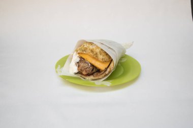 Yeni hazırlanmış yemek / yemek bir restoranda servis edilecek.