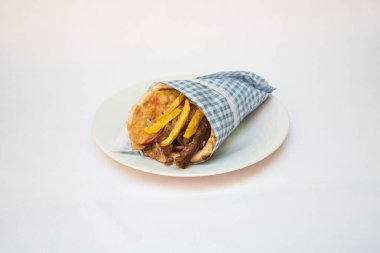 Yeni hazırlanmış yemek / yemek bir restoranda servis edilecek.