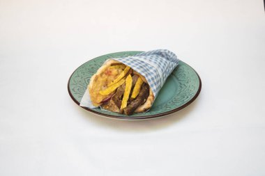 Yeni hazırlanmış yemek / yemek bir restoranda servis edilecek.