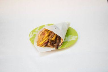 Yeni hazırlanmış yemek / yemek bir restoranda servis edilecek.