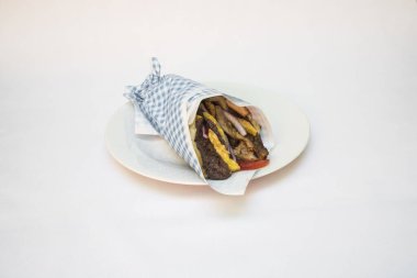 Yeni hazırlanmış yemek / yemek bir restoranda servis edilecek.