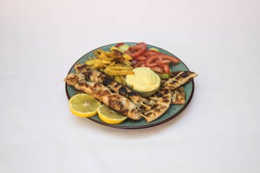 Yeni hazırlanmış yemek / yemek bir restoranda servis edilecek.