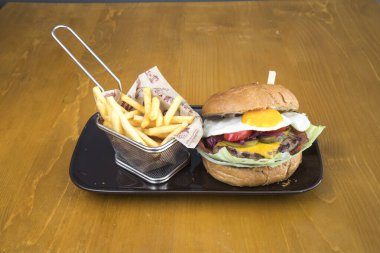 Yeni hazırlanmış yemek / yemek bir restoranda servis edilecek.