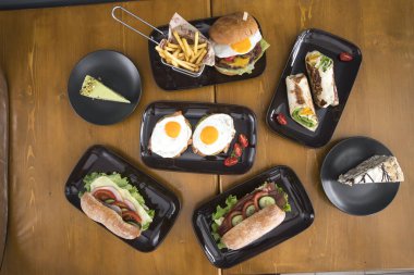 Yeni hazırlanmış yemek / yemek bir restoranda servis edilecek.