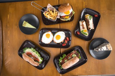 Yeni hazırlanmış yemek / yemek bir restoranda servis edilecek.