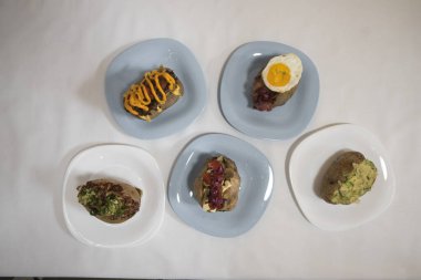 Yeni hazırlanmış yemek / yemek bir restoranda servis edilecek.