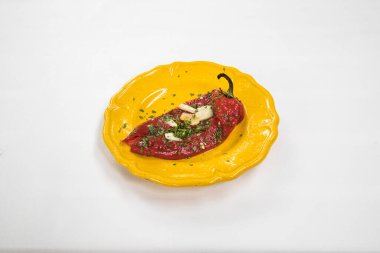 Yeni hazırlanmış yemek / yemek bir restoranda servis edilecek.