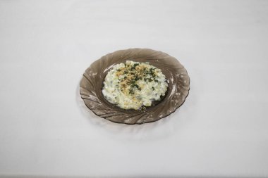 Yeni hazırlanmış yemek / yemek bir restoranda servis edilecek.