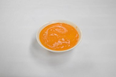 Yeni hazırlanmış yemek / yemek bir restoranda servis edilecek.