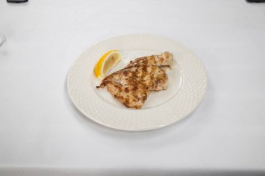 Yeni hazırlanmış yemek / yemek bir restoranda servis edilecek.