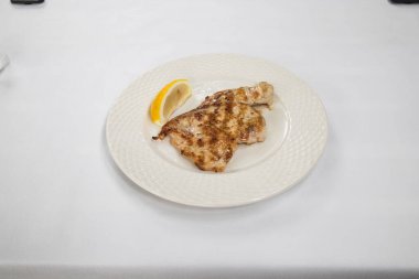 Yeni hazırlanmış yemek / yemek bir restoranda servis edilecek.