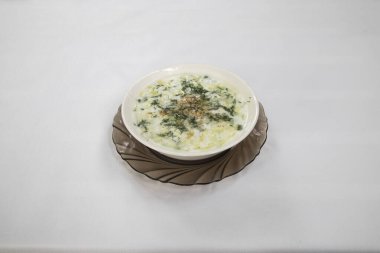 Yeni hazırlanmış yemek / yemek bir restoranda servis edilecek.