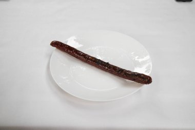 Yeni hazırlanmış yemek / yemek bir restoranda servis edilecek.