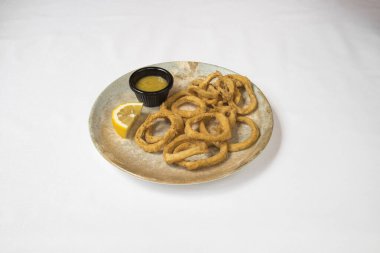 Yeni hazırlanmış yemek / yemek bir restoranda servis edilecek.