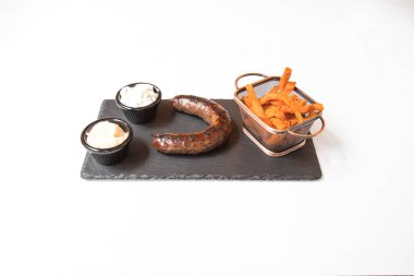 Yeni hazırlanmış yemek / yemek bir restoranda servis edilecek.