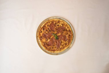 Yeni hazırlanmış yemek / yemek bir restoranda servis edilecek.