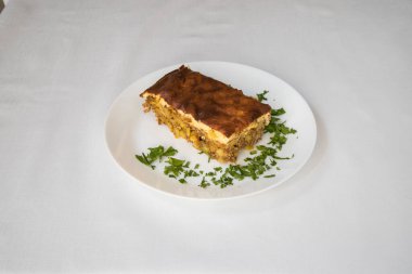 Yeni hazırlanmış yemek / yemek bir restoranda servis edilecek.