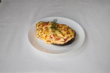 Yeni hazırlanmış yemek / yemek bir restoranda servis edilecek.