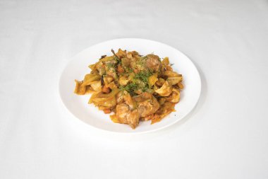 Yeni hazırlanmış yemek / yemek bir restoranda servis edilecek.