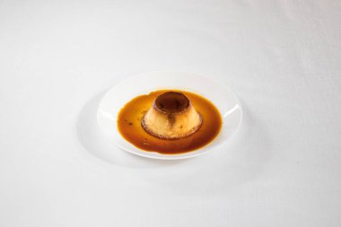 Yeni hazırlanmış yemek / yemek bir restoranda servis edilecek.