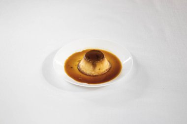 Yeni hazırlanmış yemek / yemek bir restoranda servis edilecek.