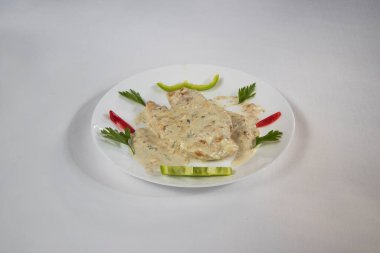 Yeni hazırlanmış yemek / yemek bir restoranda servis edilecek.