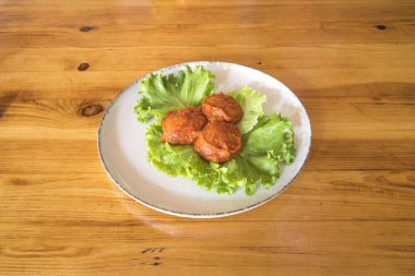 Yeni hazırlanmış yemek / yemek bir restoranda servis edilecek.