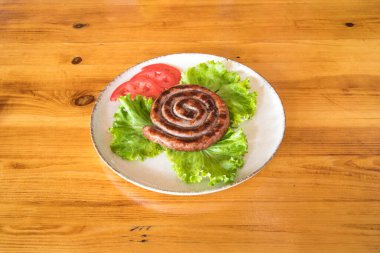 Yeni hazırlanmış yemek / yemek bir restoranda servis edilecek.