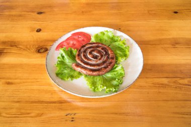 Yeni hazırlanmış yemek / yemek bir restoranda servis edilecek.