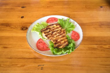 Yeni hazırlanmış yemek / yemek bir restoranda servis edilecek.